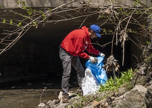 A volunteer grabbing trash