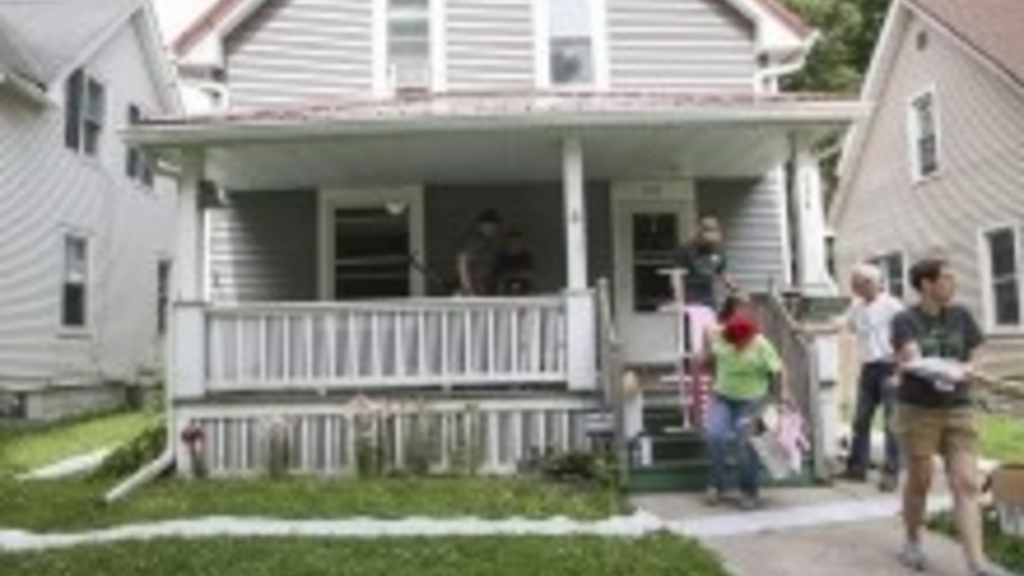 Cedar Rapids Volunteers Looking for Homeowners to Help